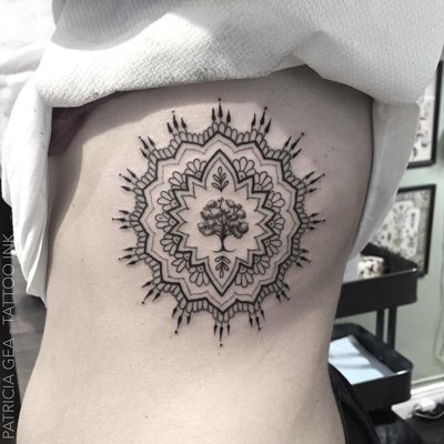  Tatouage mandala sur les côtes et avec un arbre en son centre
